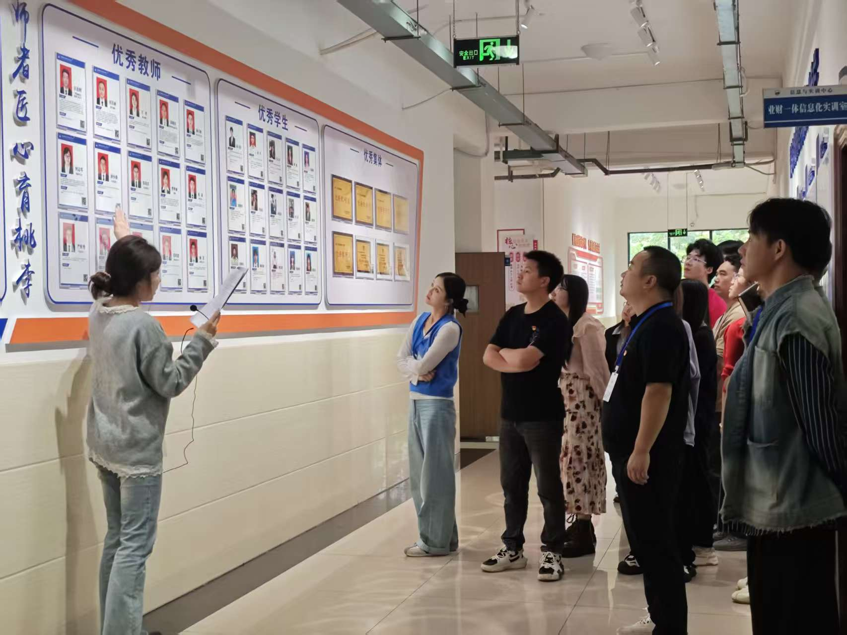 信息与智能制造学院党总支开展主题党日活动