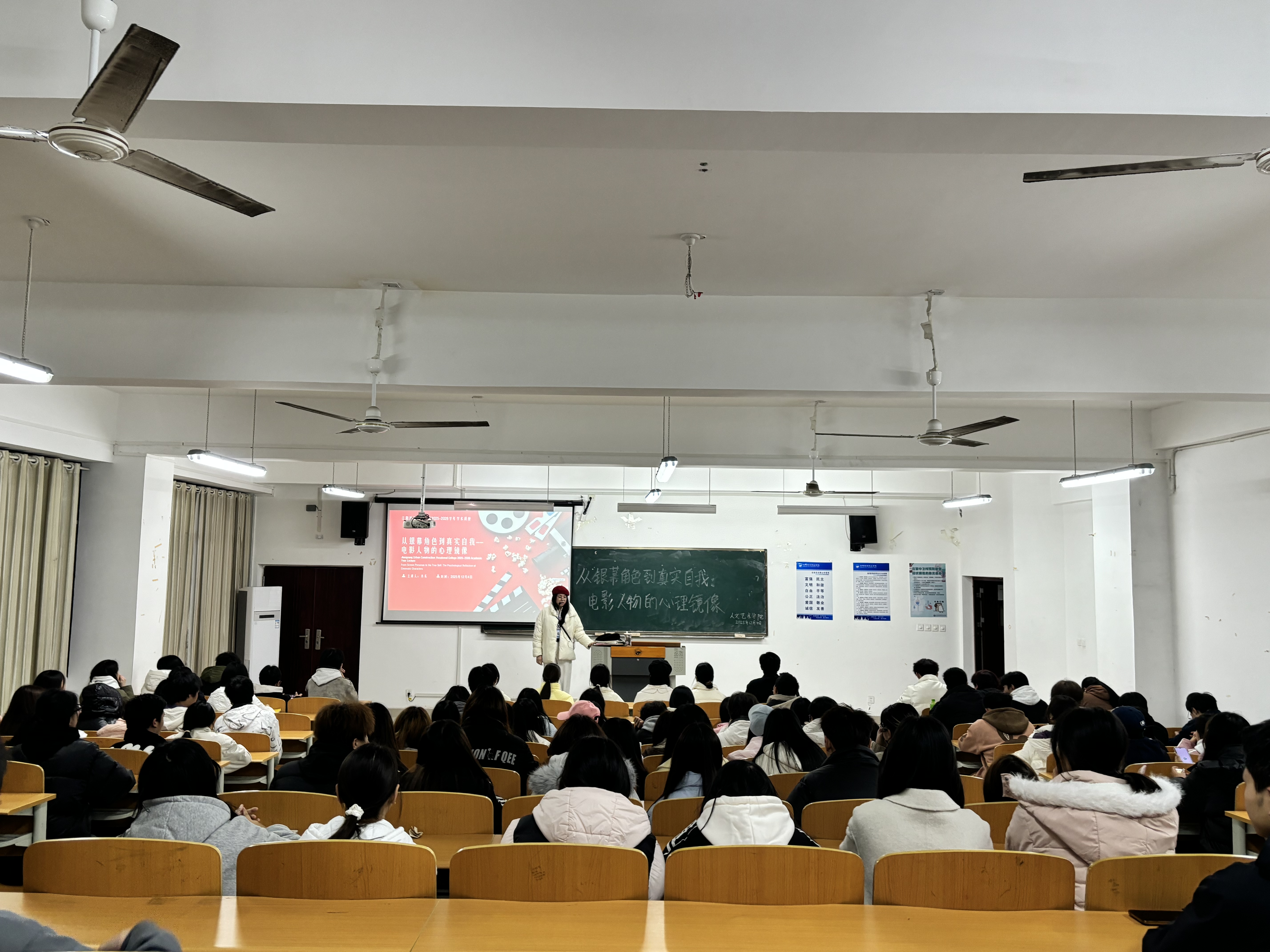 从银幕角色到真实自我:电影人物的心理镜像