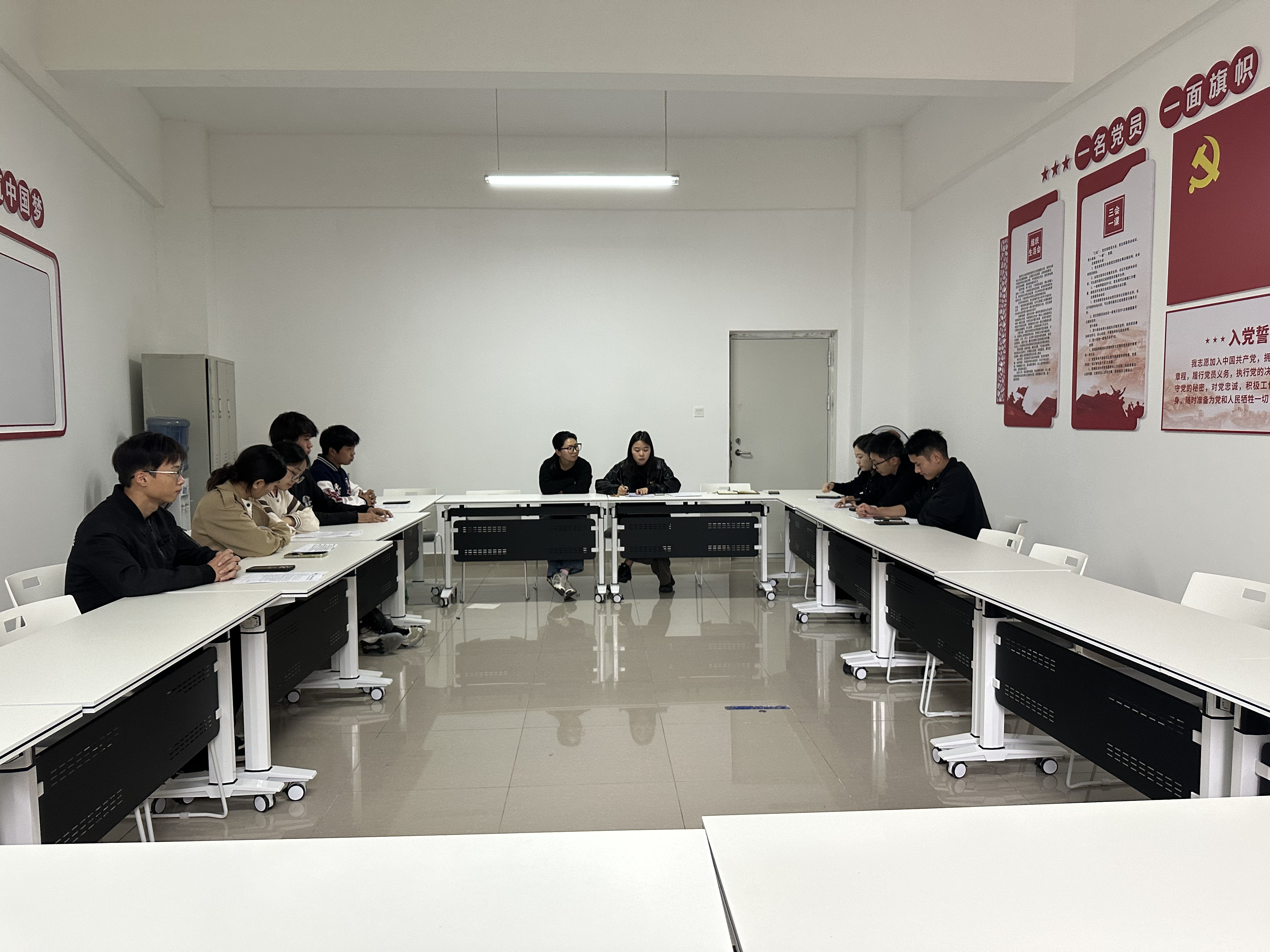 五年高职学院学生党支部召开讨论接收预备党员大会