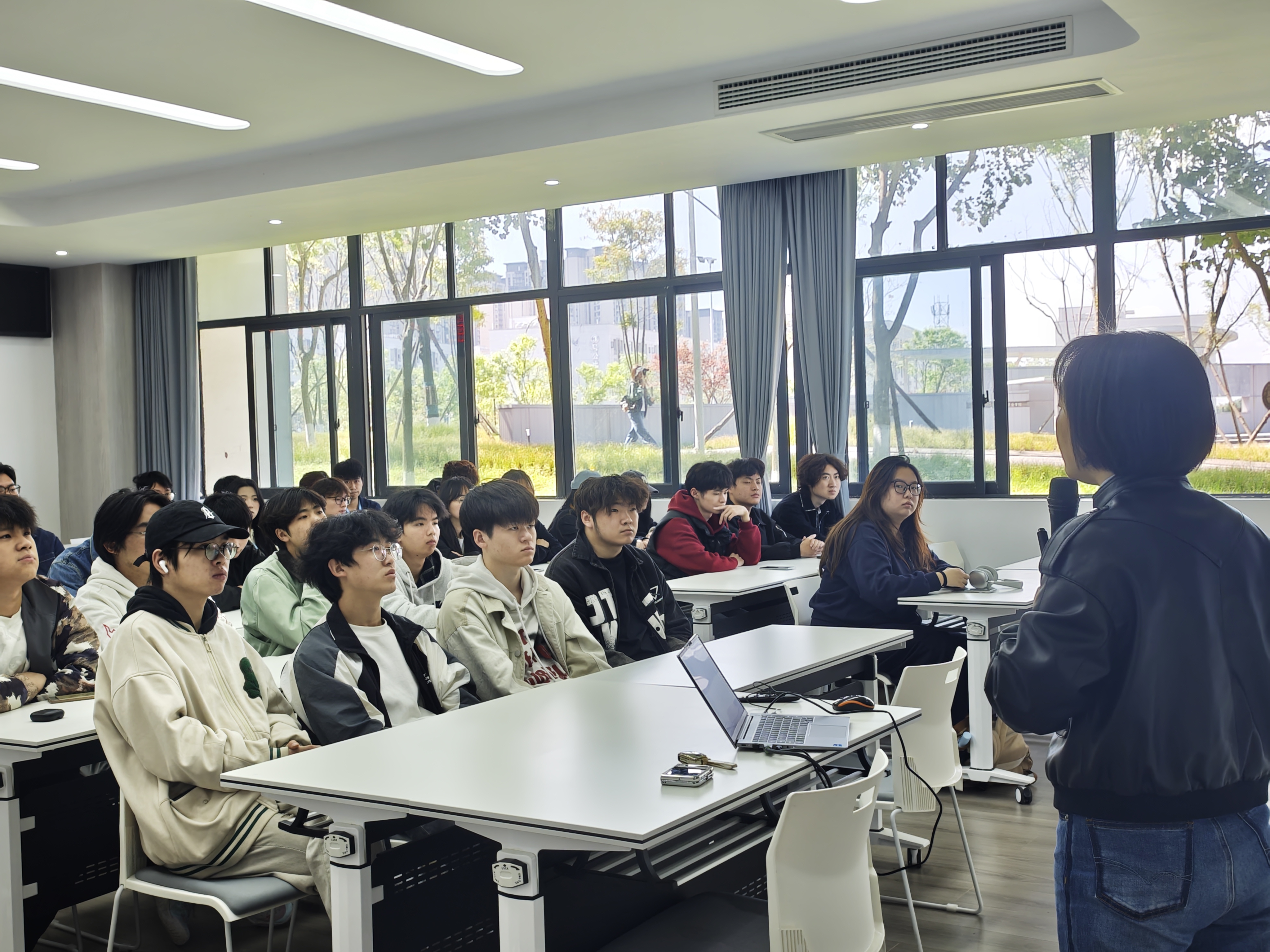 告别求职迷茫!这场专题讲座为城建学子充电赋能