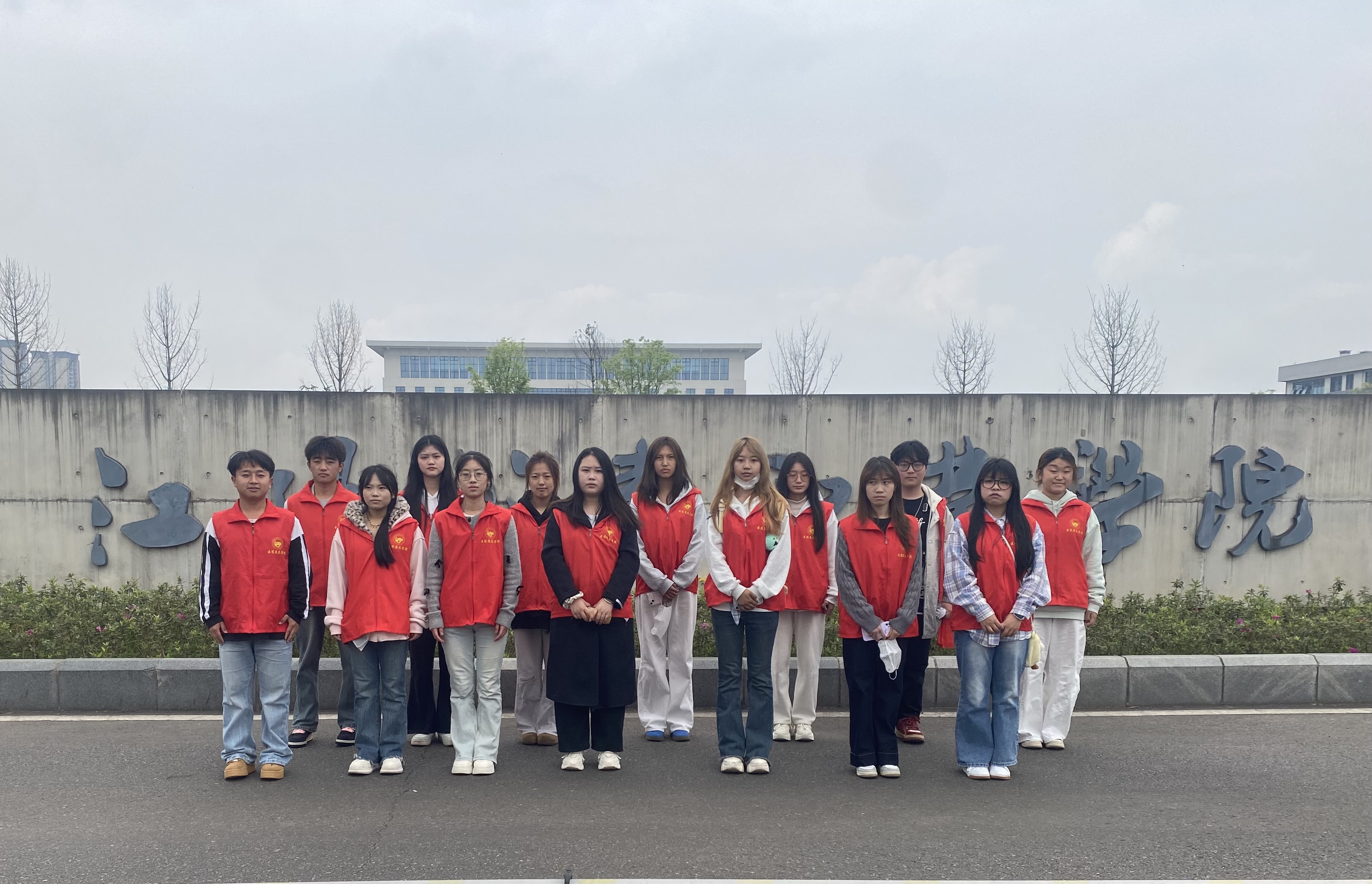 【“一站式”学生社区】践行雷锋精神 守护桑榆晚晴|医药康养学院青协暖心开展养老志愿服务活动