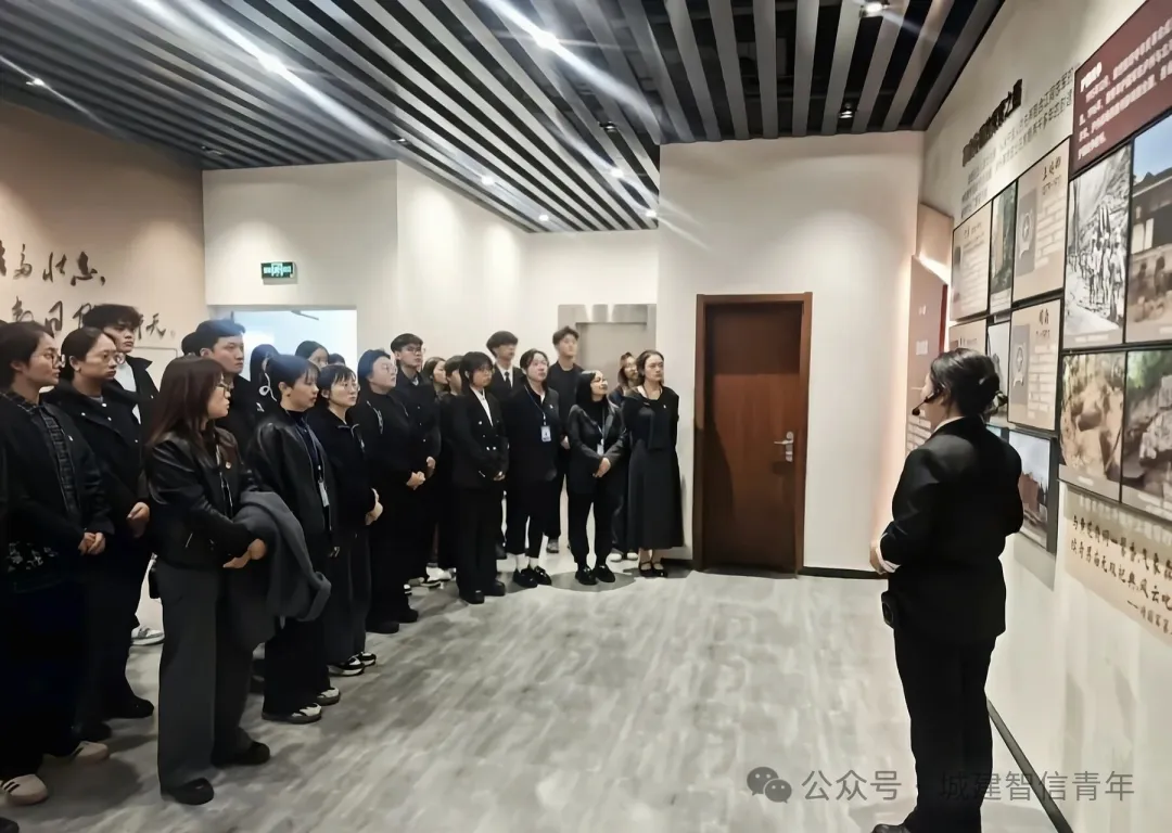 【“一站式”学生社区】| 信息与智能制造学院 “鲜花敬英雄,忠魂励青春”主题党日活动