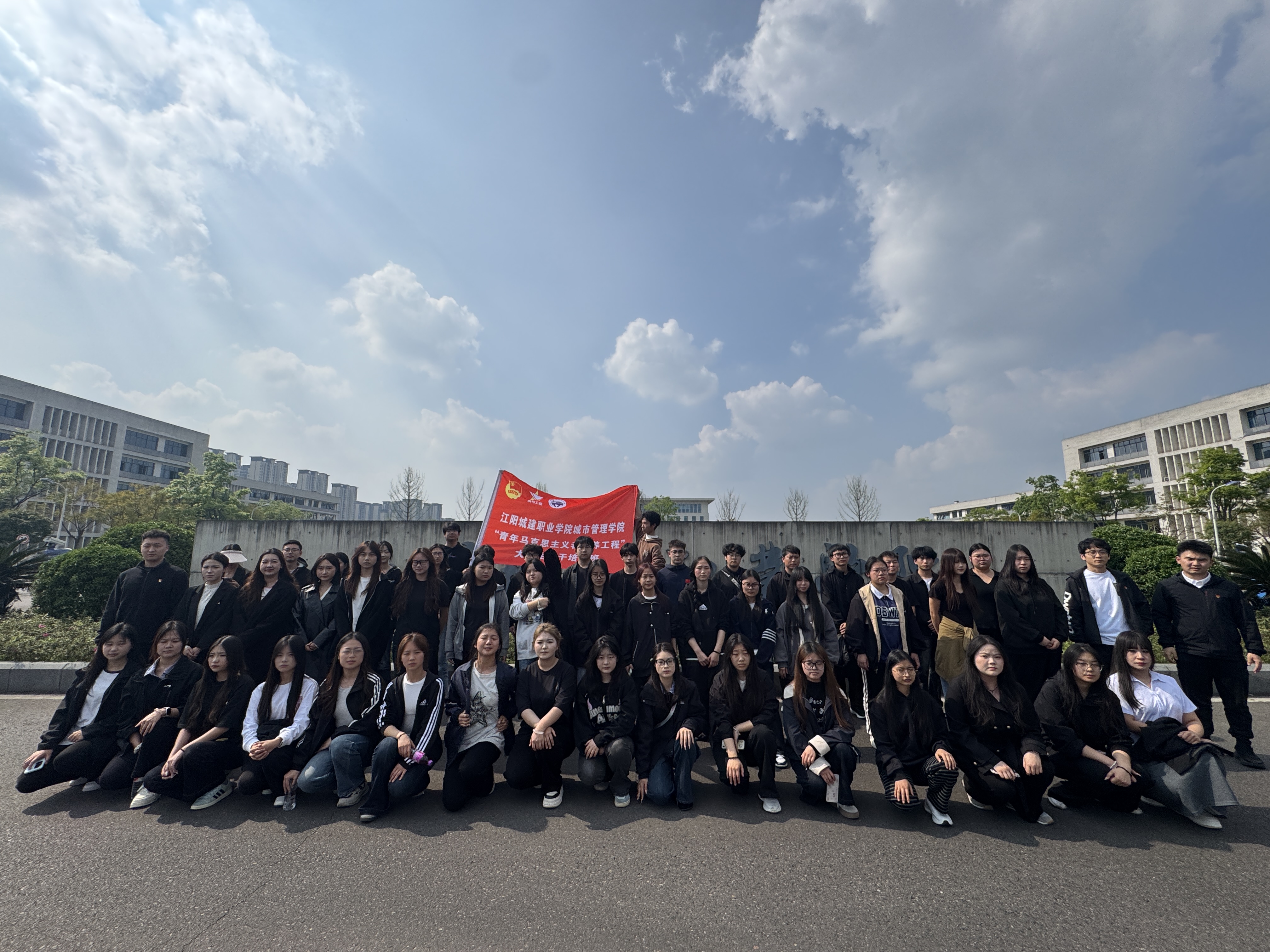 【“一站式”学生社区】|城市管理学院清明祭扫,这堂“行走的思政课”走心铸魂