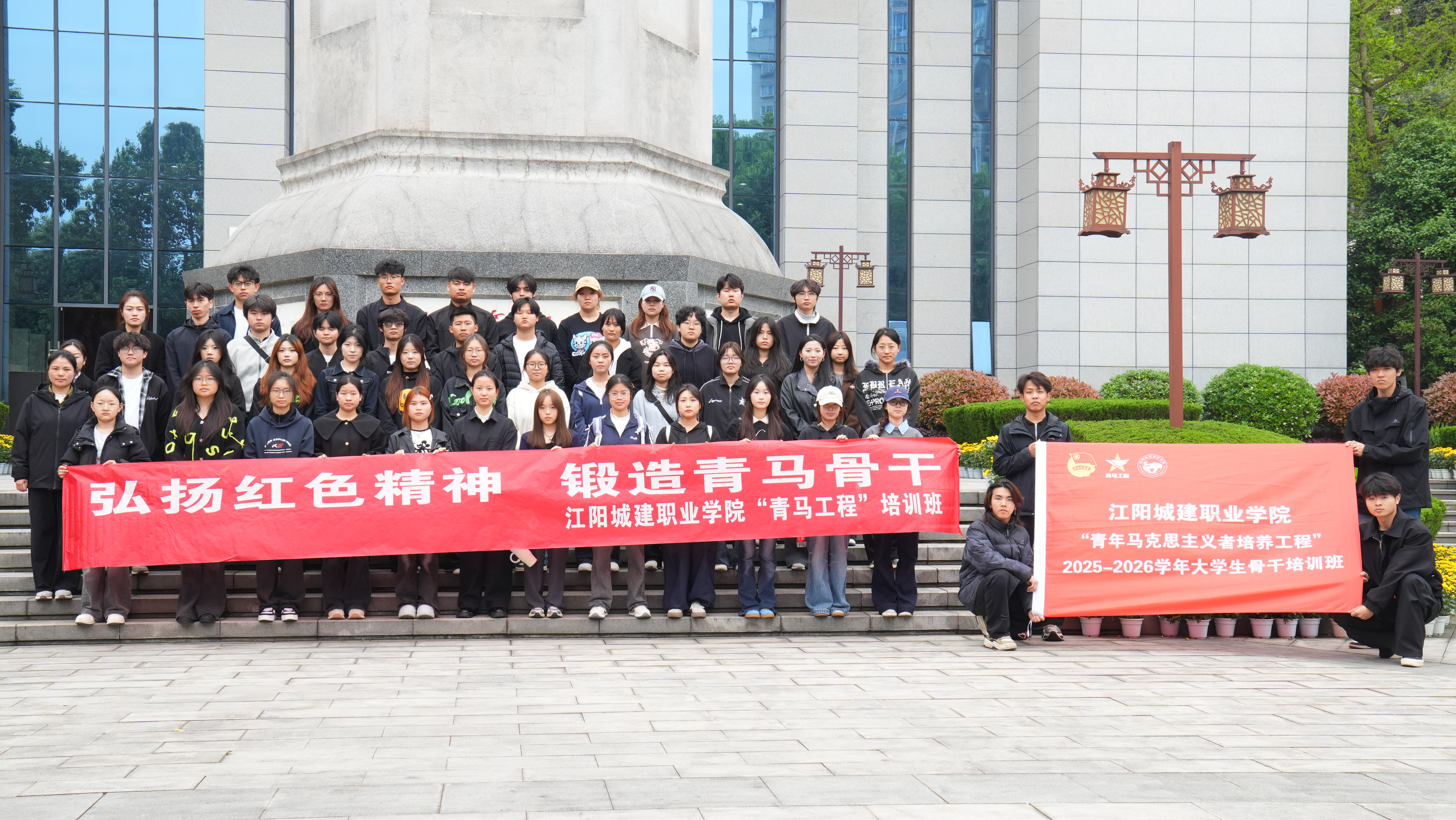 【“一站式”学生社区】| 徒步十二公里,一堂“行走的思政课”——我校开展“追思先烈志·传承家国情”清明祭扫暨红色研学活动