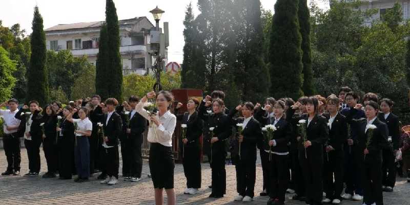 江阳城建职业学院医药康养学院党总支组织党员和团干部代表前往龙马潭区烈士陵园,开展“缅怀革命先烈,汲取奋进力量”清明祭扫主题党日活动。